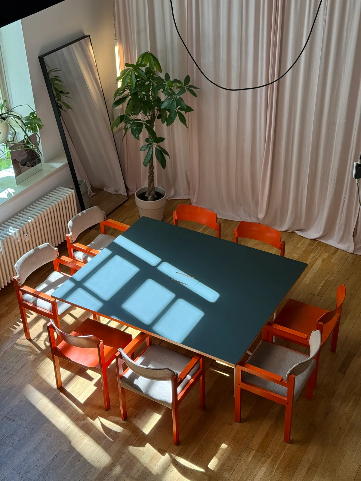 Sitzecke im Studio mit Fensterlicht und Pflanzen